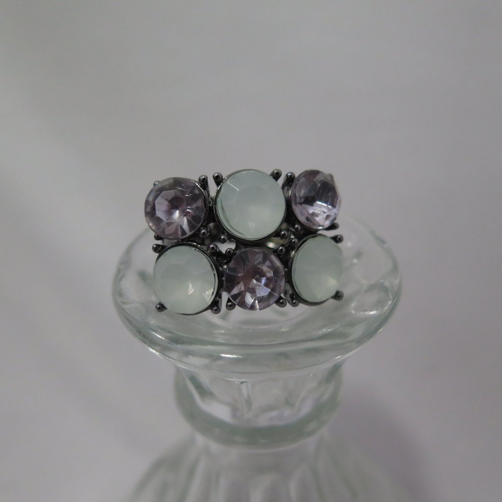 Vera Wang Silver Tone Stretch Ring With Stones 13$